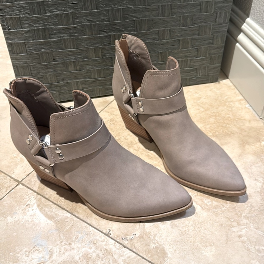 Dolce Vita Kramer Short Boot size 8